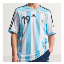 將圖片載入圖庫檢視器 《原裝復刻》 2006-07 阿根廷｜原裝復刻主場｜#19 美斯｜BNWT｜2006-07 Argentina x Adidas Home Official Reissue ( Multiple Sizes )
