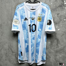 Load image into Gallery viewer, 2021-22 阿根廷｜主場｜球員版｜2021 美洲杯決賽｜#10 美斯｜95% New｜L｜2021-22 Argentina Home #10 Messi authentic 2021 Copa America ( L )
