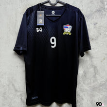 將圖片載入圖庫檢視器 2016-17 泰國｜特別版｜#9 Love King Forever｜BNWT｜XL｜2016-17 Thailand Special #9 Love King Forever ( XL )
