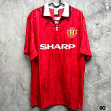 Load image into Gallery viewer, 《原裝復刻》1993-94 曼聯｜官方復刻主場｜連復刻字章｜BNWT｜1993-94 Manchester United Official Retro Home with retro Printing  ( Multiple Sizes )
