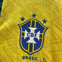 Load image into Gallery viewer, 【 Autograph 】 1991-93 巴西｜主場｜隊伍親筆簽名｜ 90% New｜L｜1991-93 Brazil Home Team autograph with Romario , Cereca , Elber etc( L )
