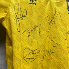 Load image into Gallery viewer, 【 Autograph 】 1991-93 巴西｜主場｜隊伍親筆簽名｜ 90% New｜L｜1991-93 Brazil Home Team autograph with Romario , Cereca , Elber etc( L )
