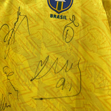 Load image into Gallery viewer, 【 Autograph 】 1991-93 巴西｜主場｜隊伍親筆簽名｜ 90% New｜L｜1991-93 Brazil Home Team autograph with Romario , Cereca , Elber etc( L )
