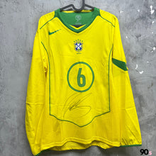 Load image into Gallery viewer, 【 Autograph 】 2004-06 巴西｜主場長袖｜更衣室球員版｜#6 卡路士｜親筆簽名｜95% New｜M｜2004-06 Brazil Home L/S #6 R.Carlos Player Issue with Autograph ( M )
