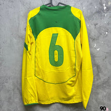 Load image into Gallery viewer, 【 Autograph 】 2004-06 巴西｜主場長袖｜更衣室球員版｜#6 卡路士｜親筆簽名｜95% New｜M｜2004-06 Brazil Home L/S #6 R.Carlos Player Issue with Autograph ( M )
