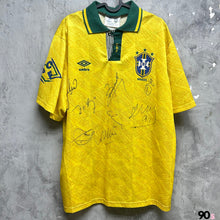 Load image into Gallery viewer, 【 Autograph 】 1991-93 巴西｜主場｜隊伍親筆簽名｜ 90% New｜L｜1991-93 Brazil Home Team autograph with Romario , Cereca , Elber etc( L )
